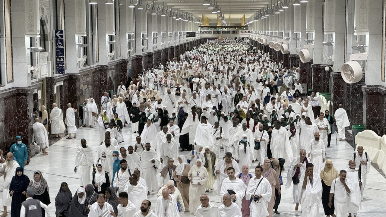 mekkede-hava-sicakligi-52-dereceyi-buldu-hac-ziyaretinde-1000i-askin-kisi-oldu-iab9
