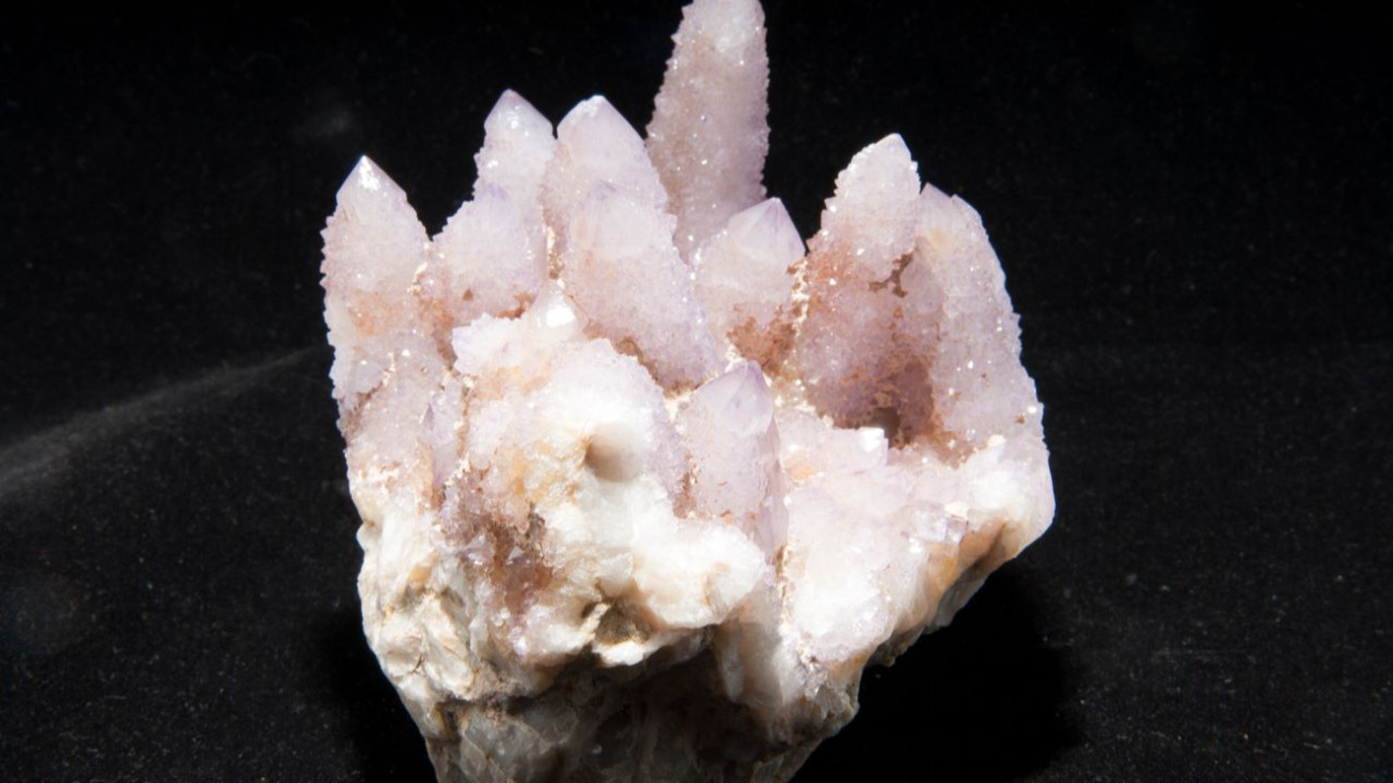 sifali-kristallerin-karanlik-arka-plani-5mz0