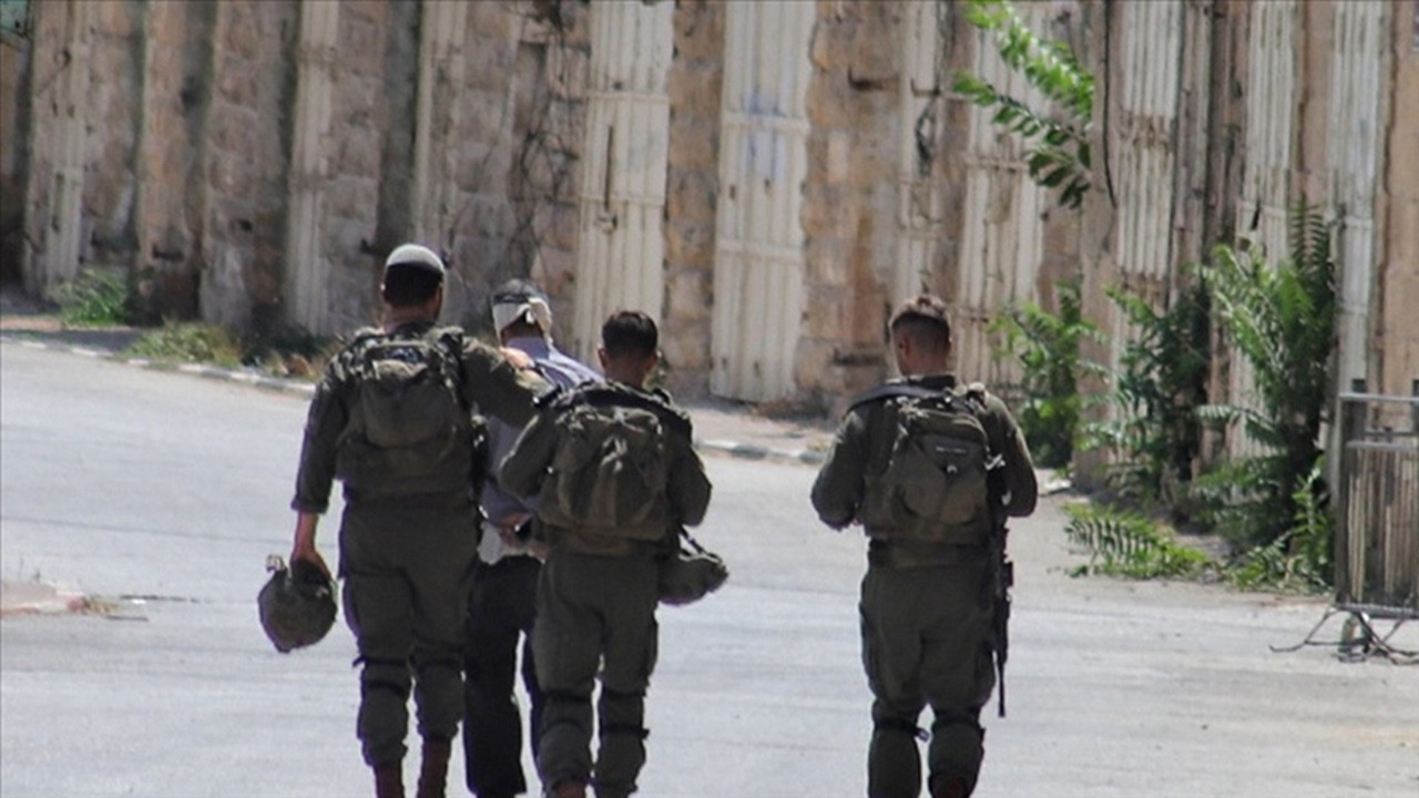 israil-7-ekimden-bu-yana-yaklasik-10-bin-filistinliyi-gozaltina-aldi-lemj