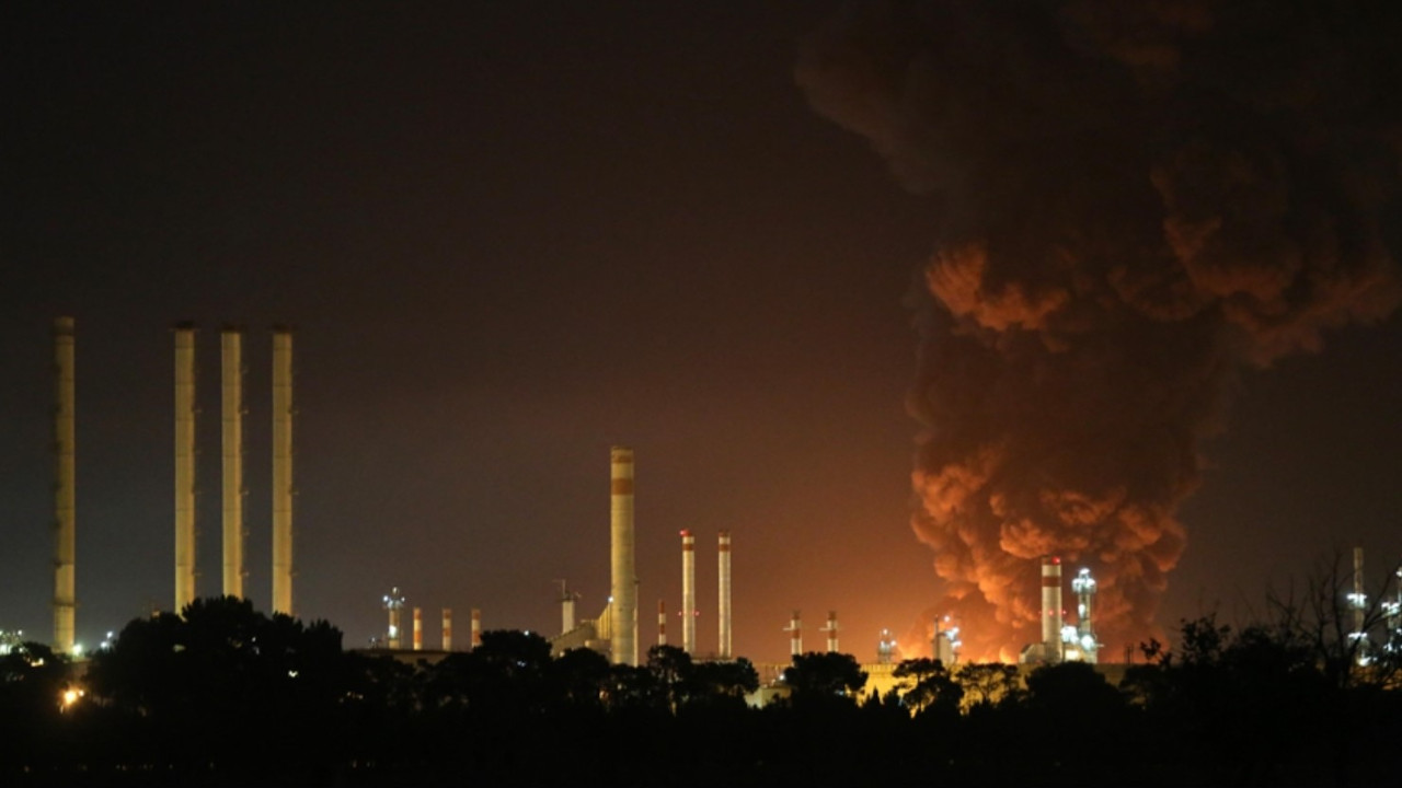 iranin-guneybatisinda-bir-petrol-rafinerisi-alev-alev-yaniyor-wum6