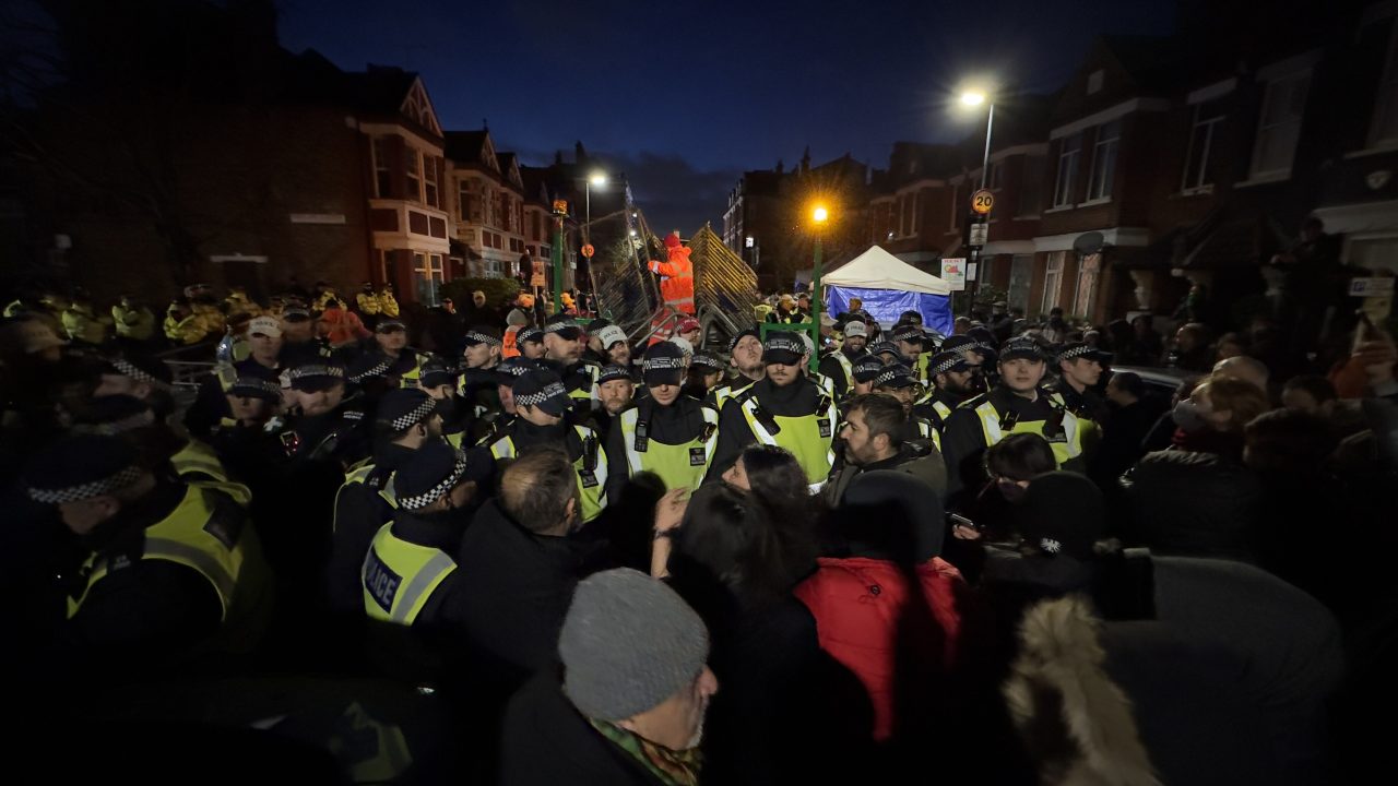 ingilterede-pkk-operasyonu-7-kisi-gozaltina-alindi-17327424046888_2