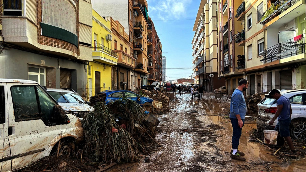 nyt-ispanyadaki-sel-felaketini-yazdi-1-yillik-yagmur-nasil-8-saatte-yagdi-mf6y.jpg