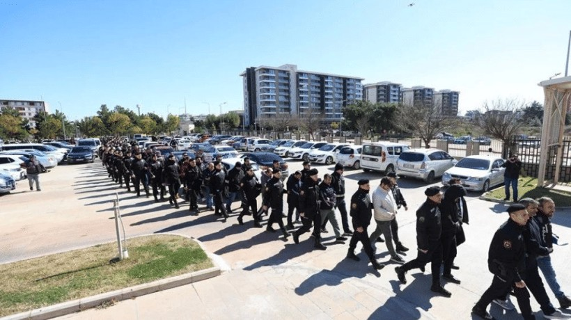 Maydonoz Döner isimli restoran zincirine yönelik operasyonda soruşturma sürüyor.