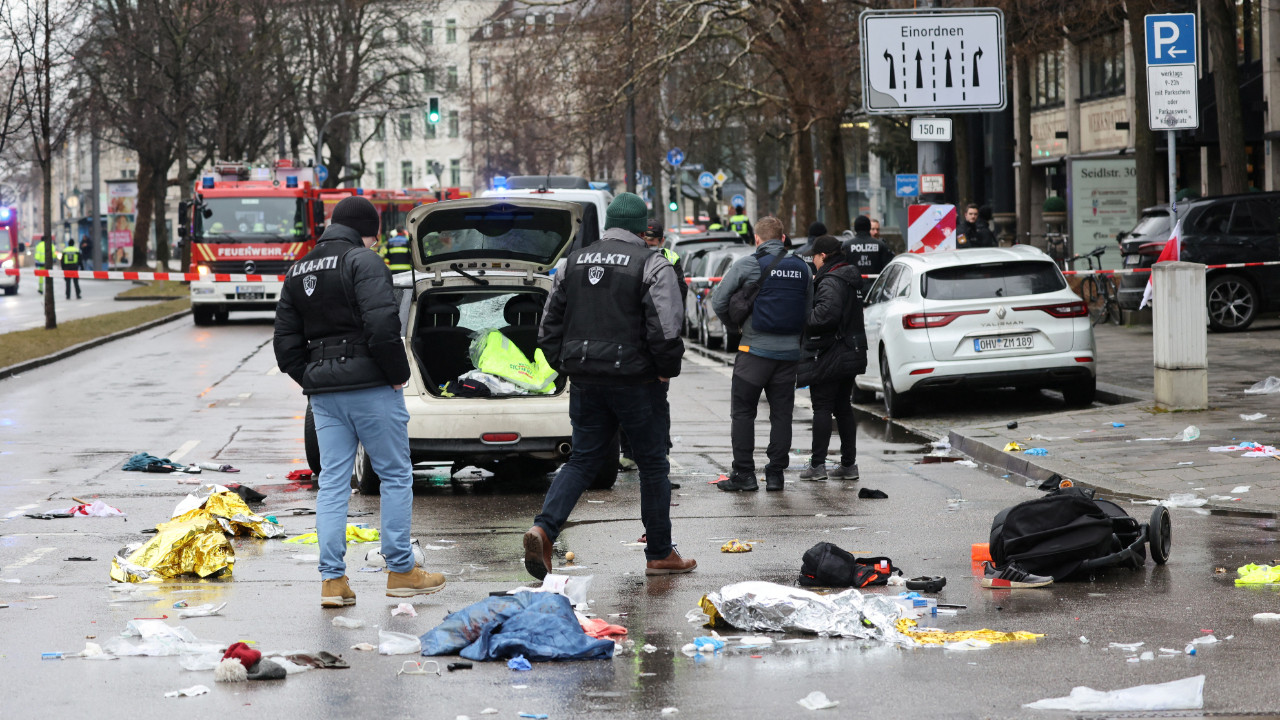 almanyada-bir-arac-kalabaliga-daldi-15-yarali-mg8o