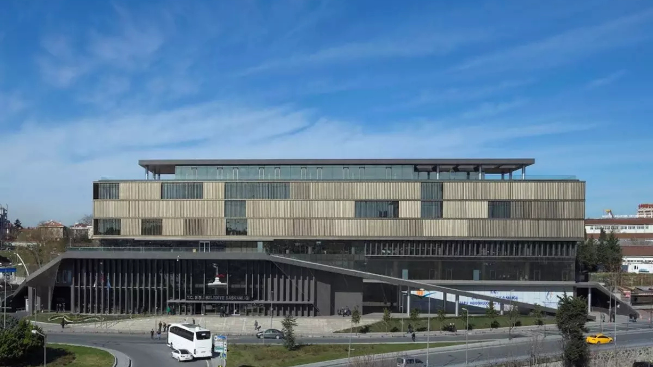 sisli-kayyimi-polis-esliginde-belediyede-istifalar-geldi-afisler-toplatildi-pzm7