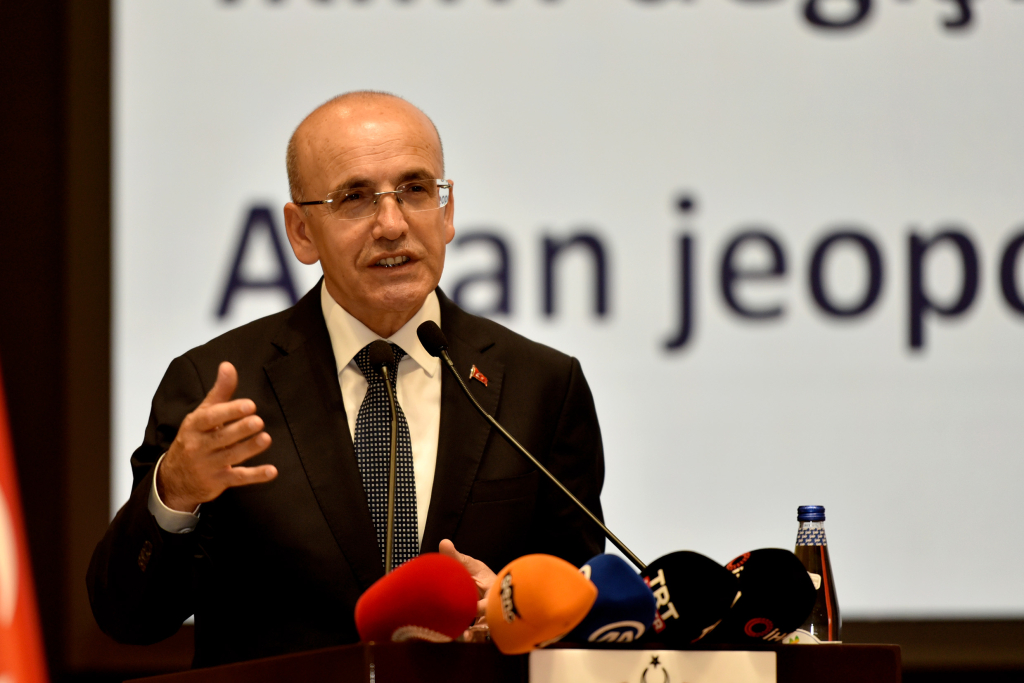 1748346742665Turkiye-ve-Dunya-Ekonomisindeki-Gelismeler-ve-Gelecek-Vizyonu-baslikli-konferans-duzenlendi-5-so-1024x683-1.jpg