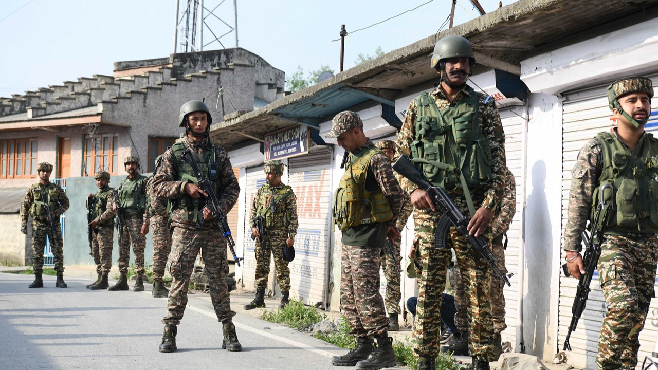 hindistan-pakistani-ateskes-ihlaliyle-sucladi-islamabad-yonetimi-iddiayi-reddetti-ct3q