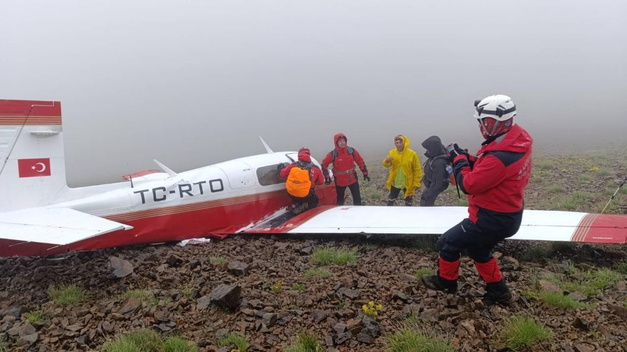 kackar-daglarinin-zirvesinde-dusen-ucagin-enkazina-ulasildi-s3a2