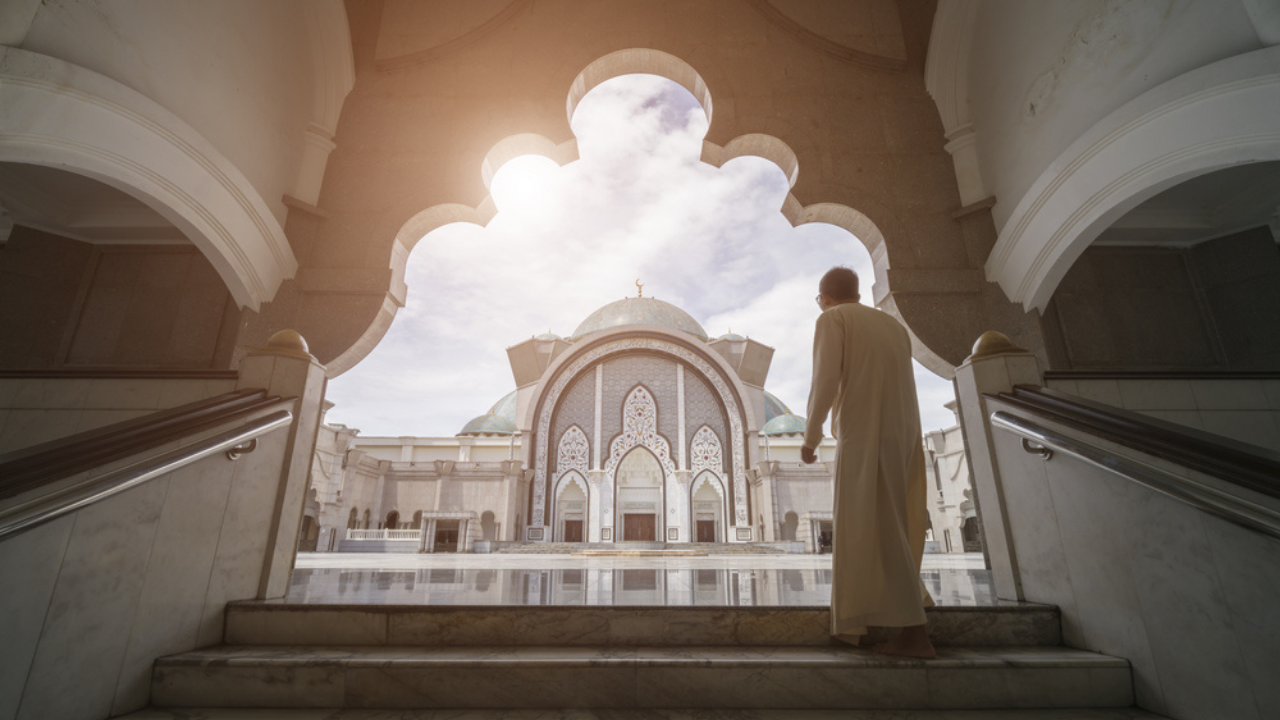 malezyada-cuma-namazini-kacirana-iki-yil-hapis-geliyor-sjnx